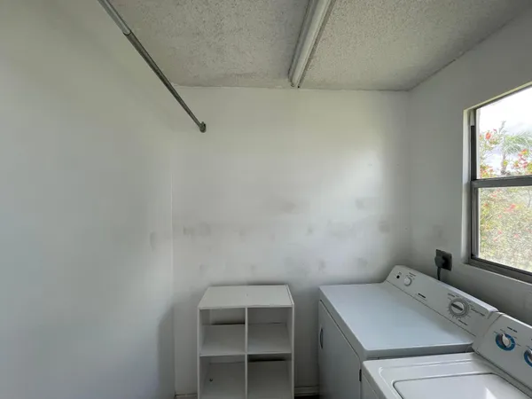 $1,600 | 2100 Springdale Boulevard, Unit 209, Palm Springs, FL 33461