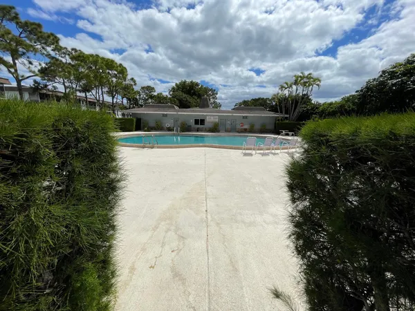 $1,600 | 2100 Springdale Boulevard, Unit 209, Palm Springs, FL 33461