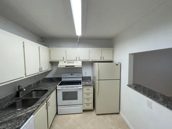 $1,600 | 2100 Springdale Boulevard, Unit 209, Palm Springs, FL 33461