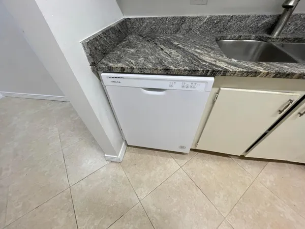 $1,600 | 2100 Springdale Boulevard, Unit 209, Palm Springs, FL 33461