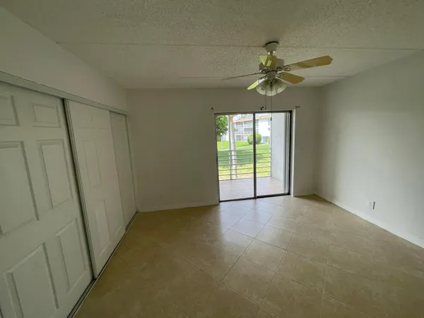 $1,600 | 2100 Springdale Boulevard, Unit 209, Palm Springs, FL 33461
