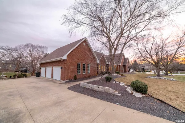 $575,000 | 921 Birdie Lane, Quincy, IL 62305