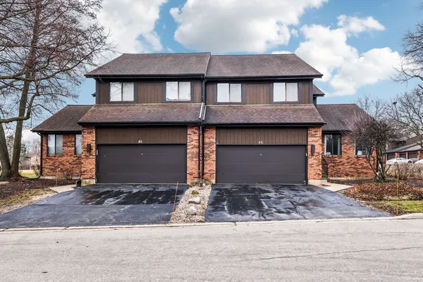 $310,000 | 43 Creekside Circle, Elgin, IL 60123