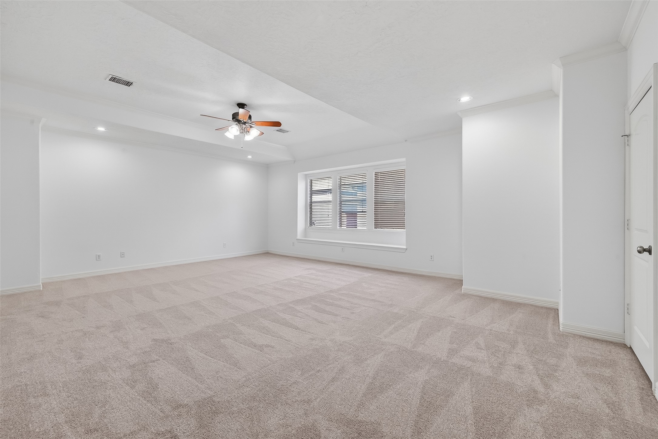 1002 West 22nd Street Houston, TX 77008 - Photo 31 of 43 a view of an empty room with a window