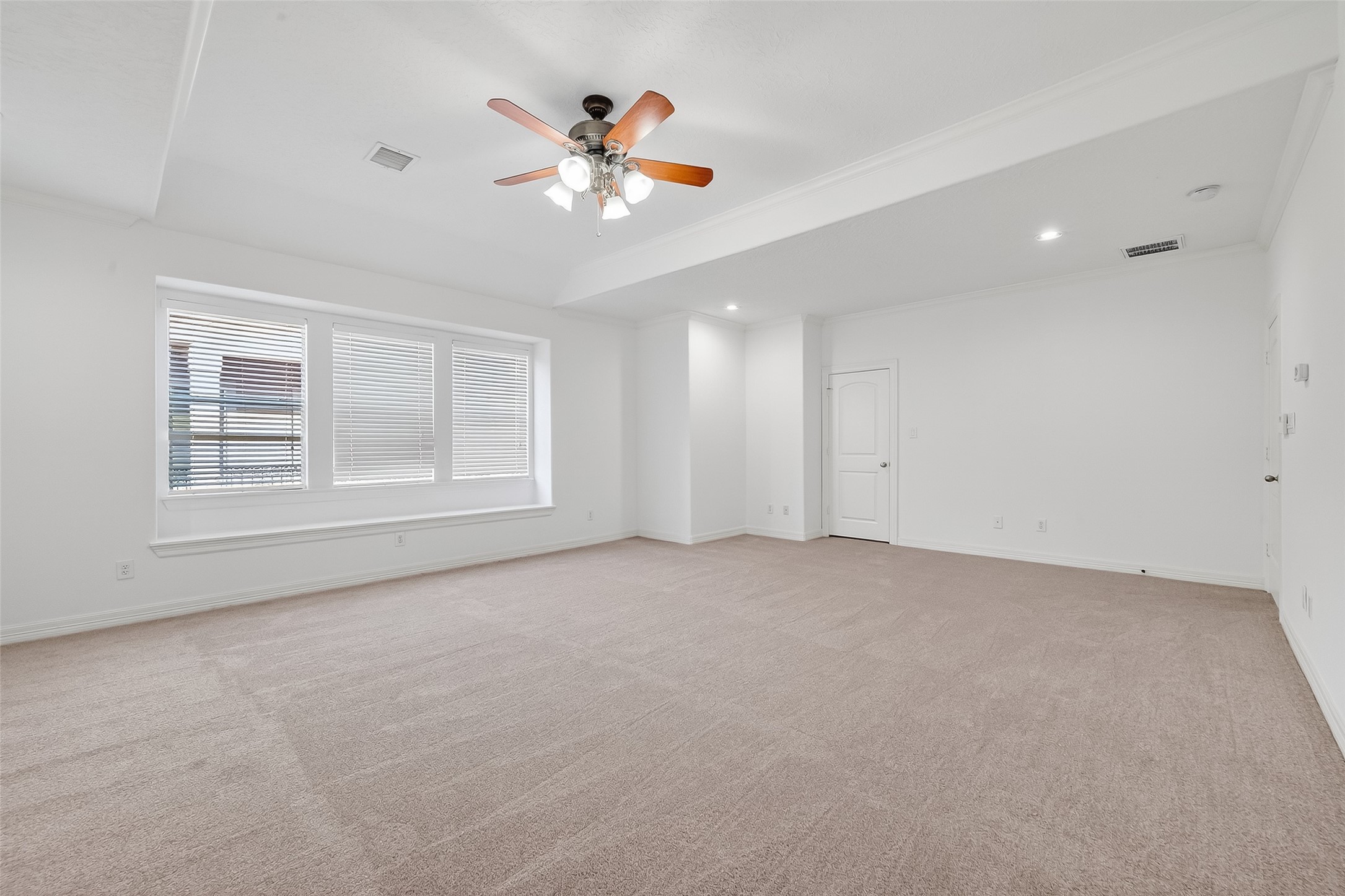 1002 West 22nd Street Houston, TX 77008 - Photo 33 of 43 a view of an empty room with a window