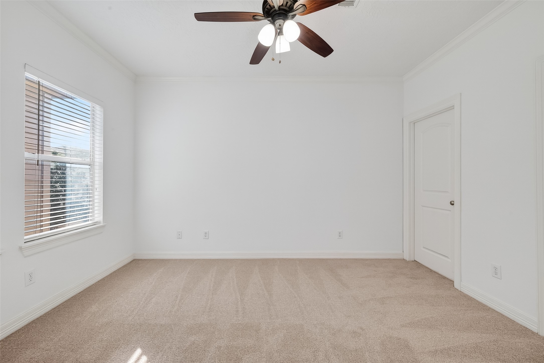 1002 West 22nd Street Houston, TX 77008 - Photo 38 of 43 a view of an empty room with a window