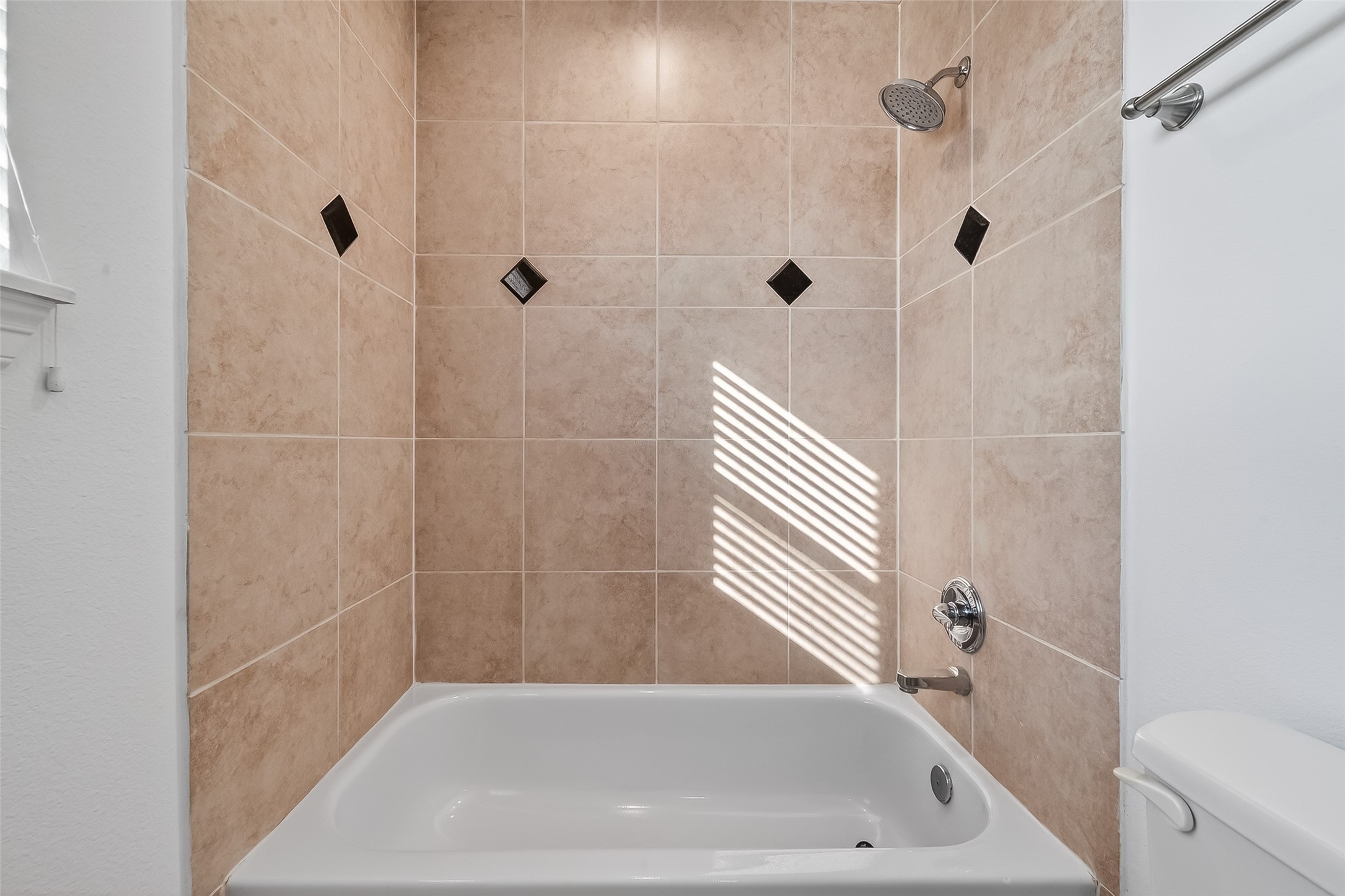 1002 West 22nd Street Houston, TX 77008 - Photo 41 of 43 a bathroom with a bathtub