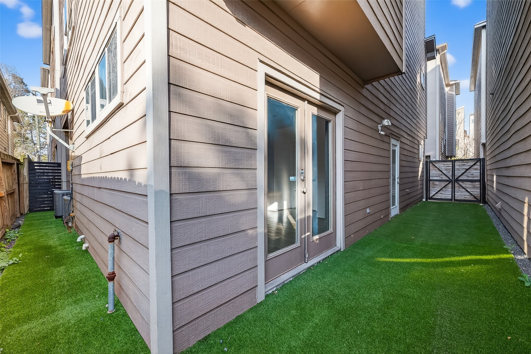 1002 West 22nd Street Houston, TX 77008 - Photo 42 of 43 a view of a back yard of the house