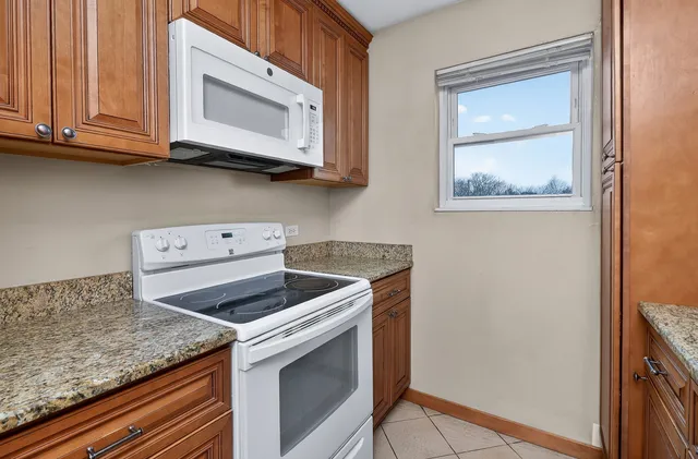 $195,000 | 1351 North Winslowe Drive, Unit 302, Palatine, IL 60074