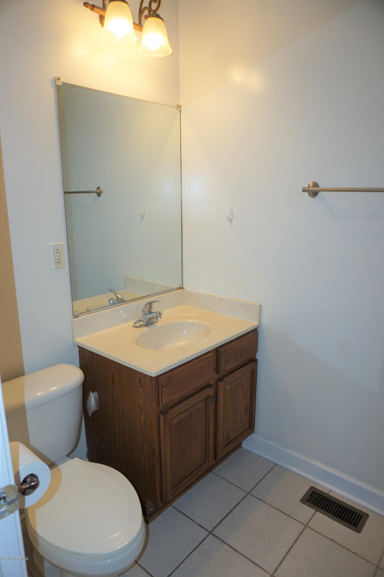 853 Perrytown Road New Bern, NC 28562 - Photo 17 of 27 Guest bath