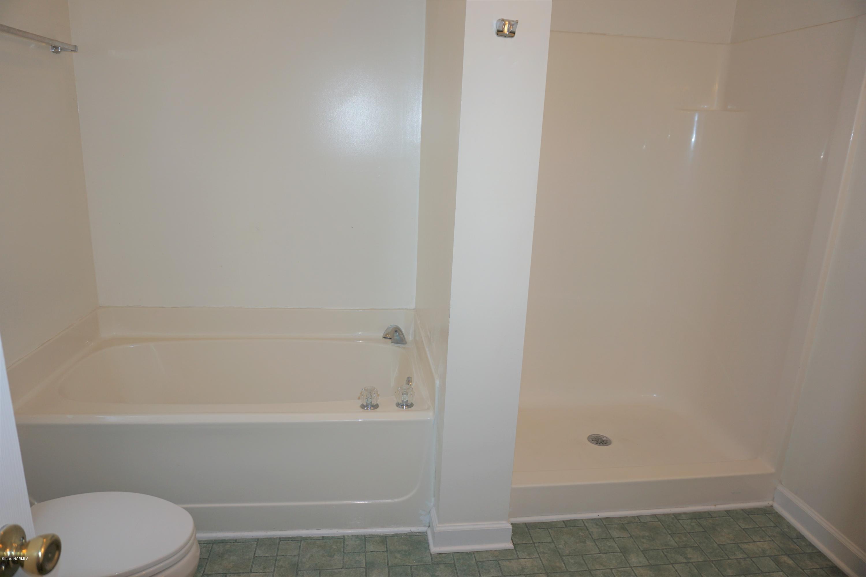 853 Perrytown Road New Bern, NC 28562 - Photo 19 of 27 Tub & shower