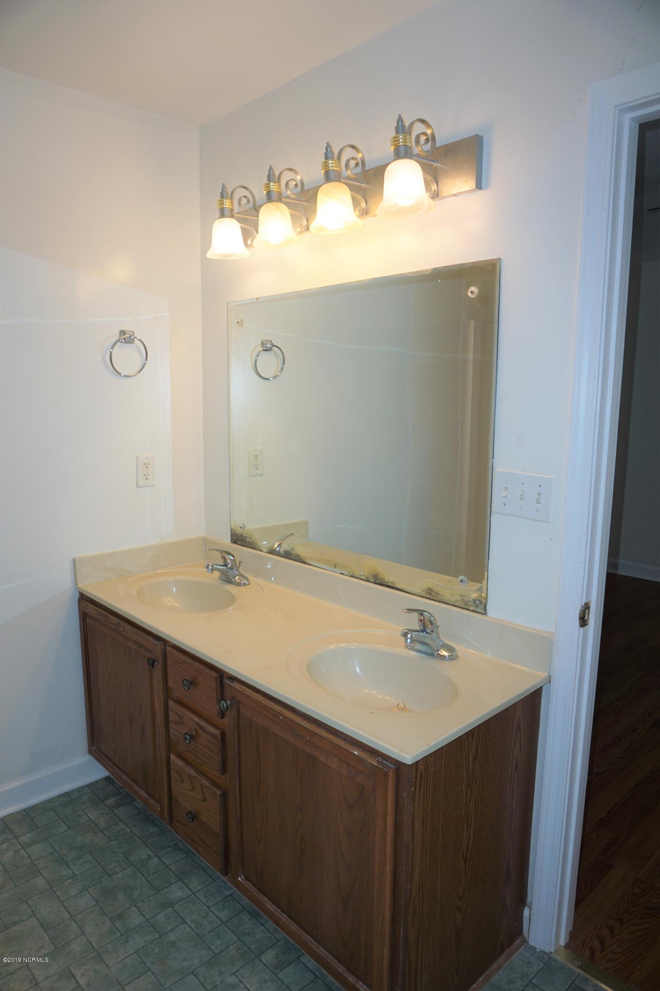 853 Perrytown Road New Bern, NC 28562 - Photo 21 of 27 Double sinks