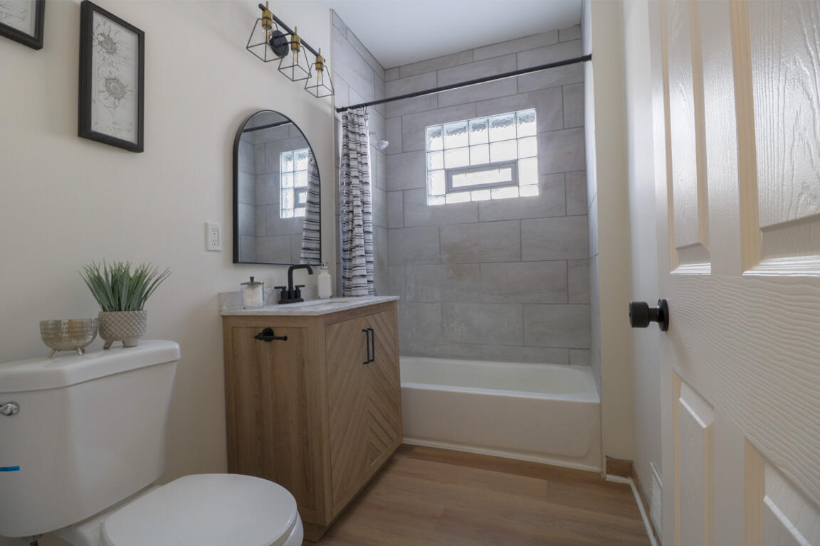 2335 North 44th Street Milwaukee, WI 53210 - Photo 14 of 26 Full Bathroom