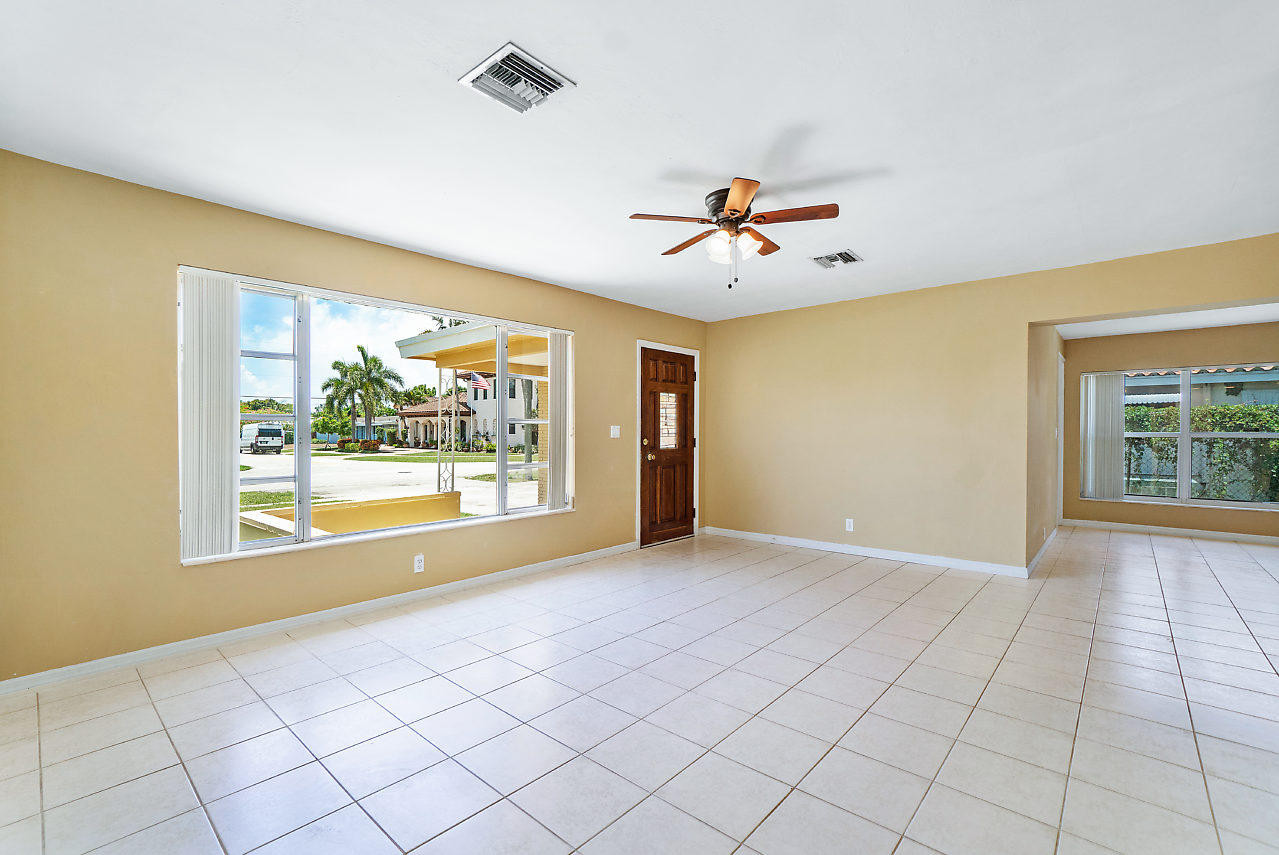 399 Northeast 28th Street Boca Raton, FL 33431 - Photo 4 of 24 005-399NE28thst