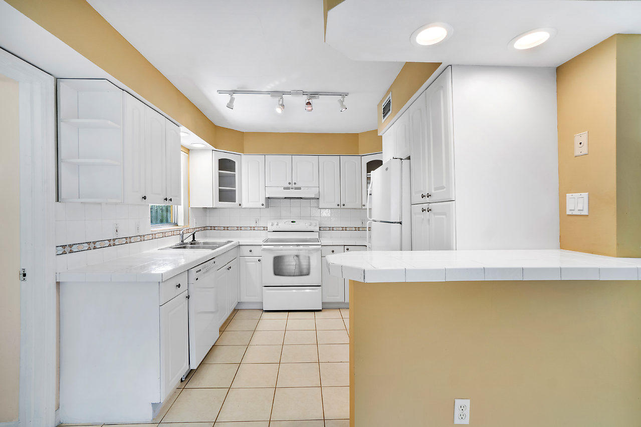 399 Northeast 28th Street Boca Raton, FL 33431 - Photo 10 of 24 011-399NE28thSt-BocaRaton-FL-small