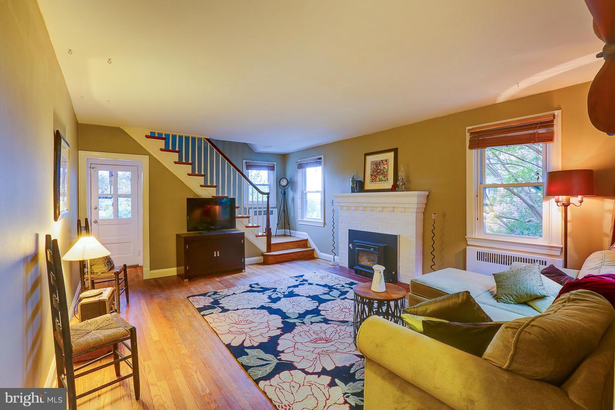 4421 Harcourt Road Baltimore, MD 21214 - Photo 3 of 30 Living Room
