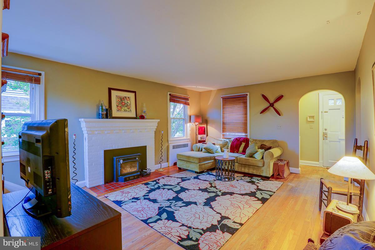 4421 Harcourt Road Baltimore, MD 21214 - Photo 4 of 30 Living Room