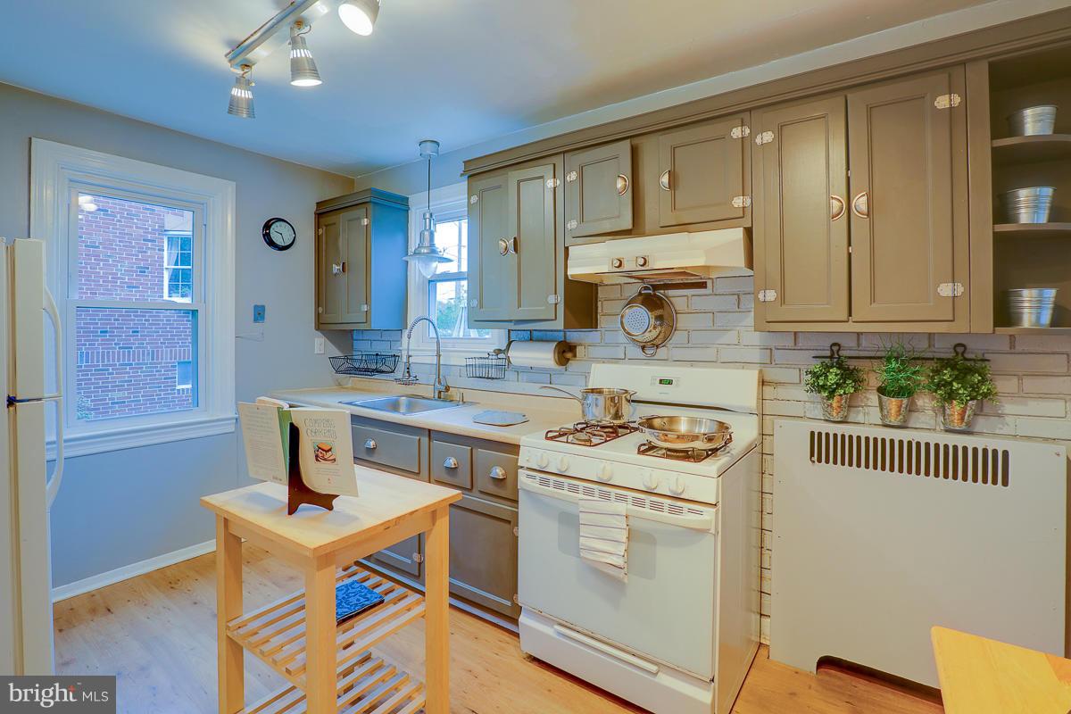 4421 Harcourt Road Baltimore, MD 21214 - Photo 8 of 30 Kitchen