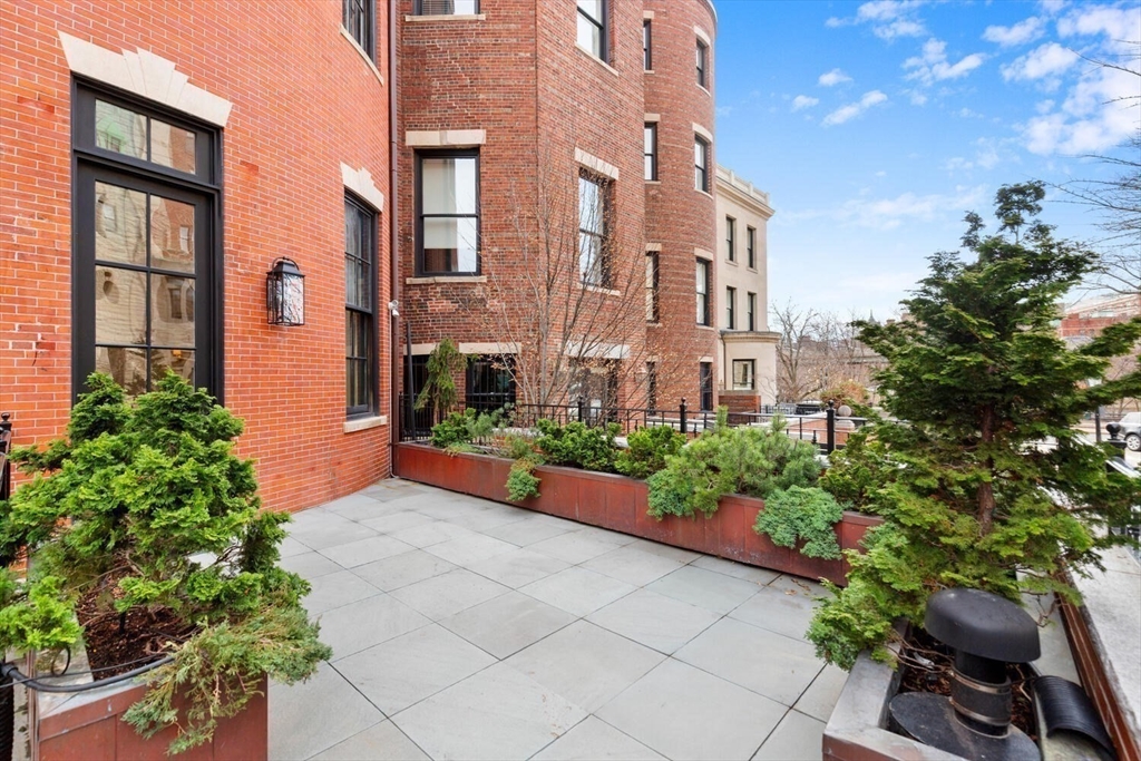 409 Commonwealth Avenue, Unit B Boston, MA 02215 - Photo 35 of 42 a view of a garden with potted plants