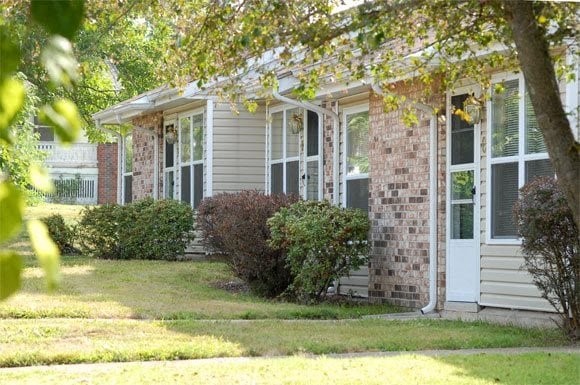 601 North Monroe Street Lebanon, MO 65536 - Photo 4 of 6 a view of a brick house with a yard and large trees