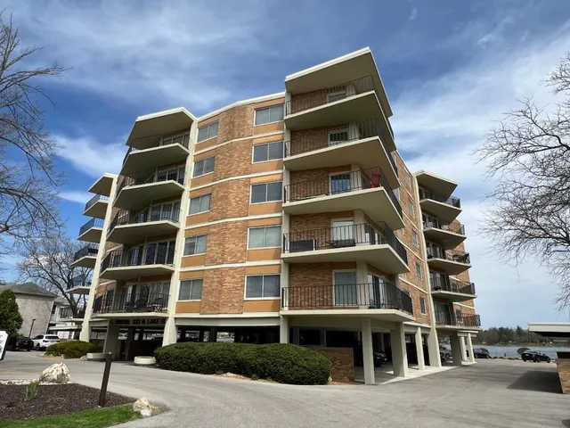 $379,900 | 333 North Lake Road, Unit 507, Oconomowoc, WI 53066