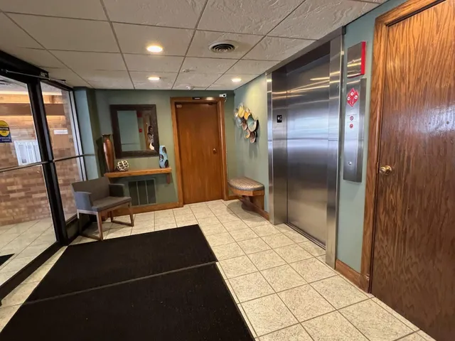 $379,900 | 333 North Lake Road, Unit 507, Oconomowoc, WI 53066