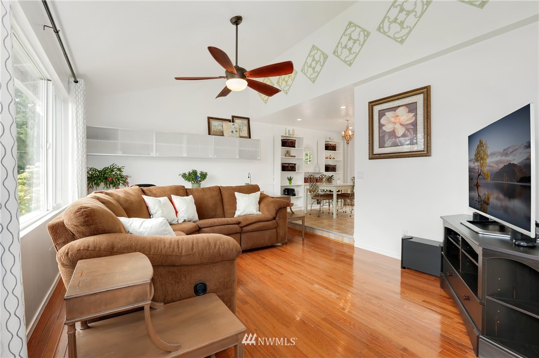 2009 Vashon Avenue Northeast Renton, WA 98059 - Photo 2 of 20 Gallery Image 2