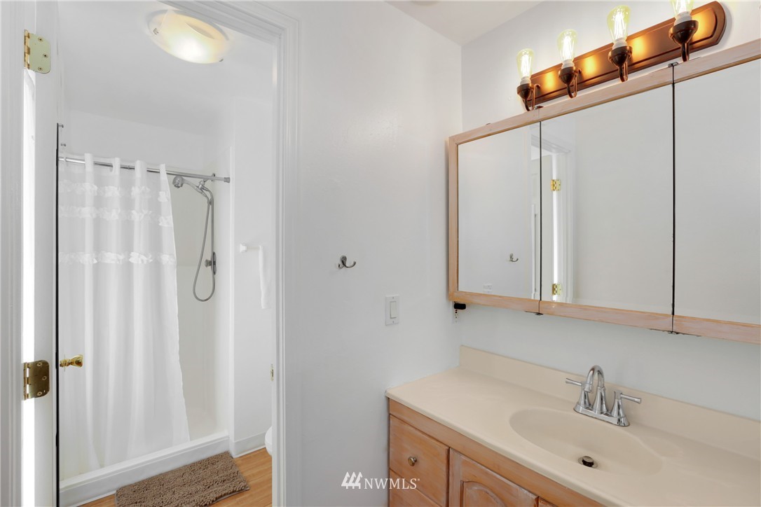 2009 Vashon Avenue Northeast Renton, WA 98059 - Photo 13 of 20 Gallery Image 13