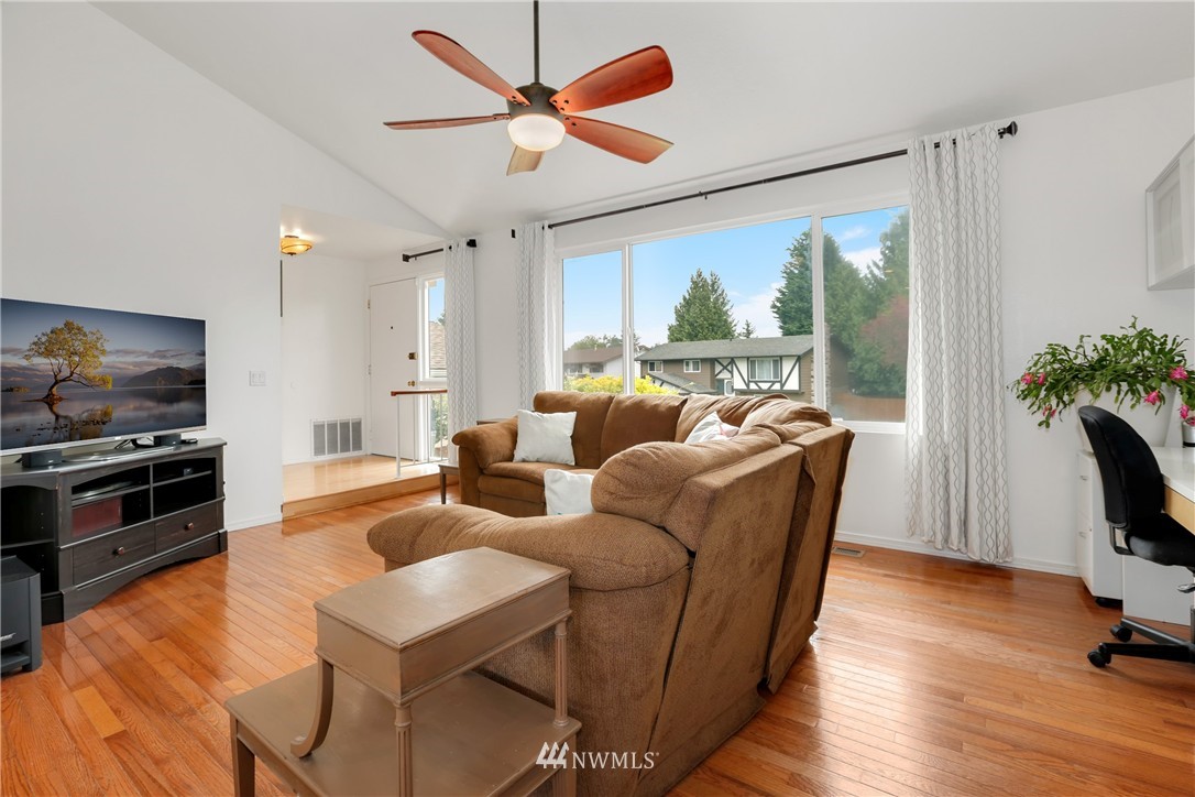 2009 Vashon Avenue Northeast Renton, WA 98059 - Photo 3 of 20 Gallery Image 3