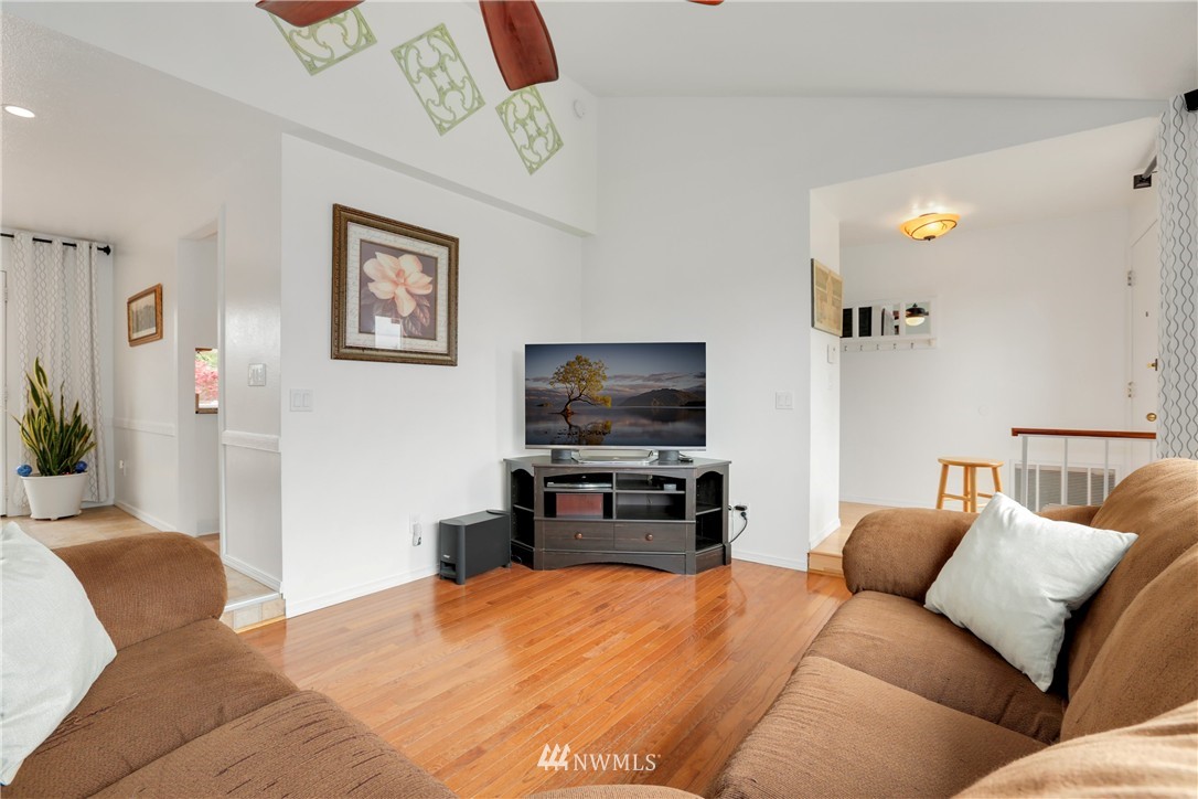 2009 Vashon Avenue Northeast Renton, WA 98059 - Photo 4 of 20 Gallery Image 4