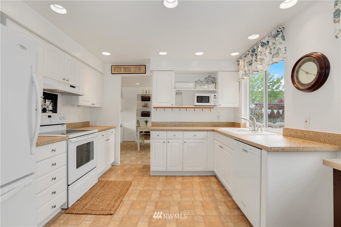 2009 Vashon Avenue Northeast Renton, WA 98059 - Photo 6 of 20 Gallery Image 6