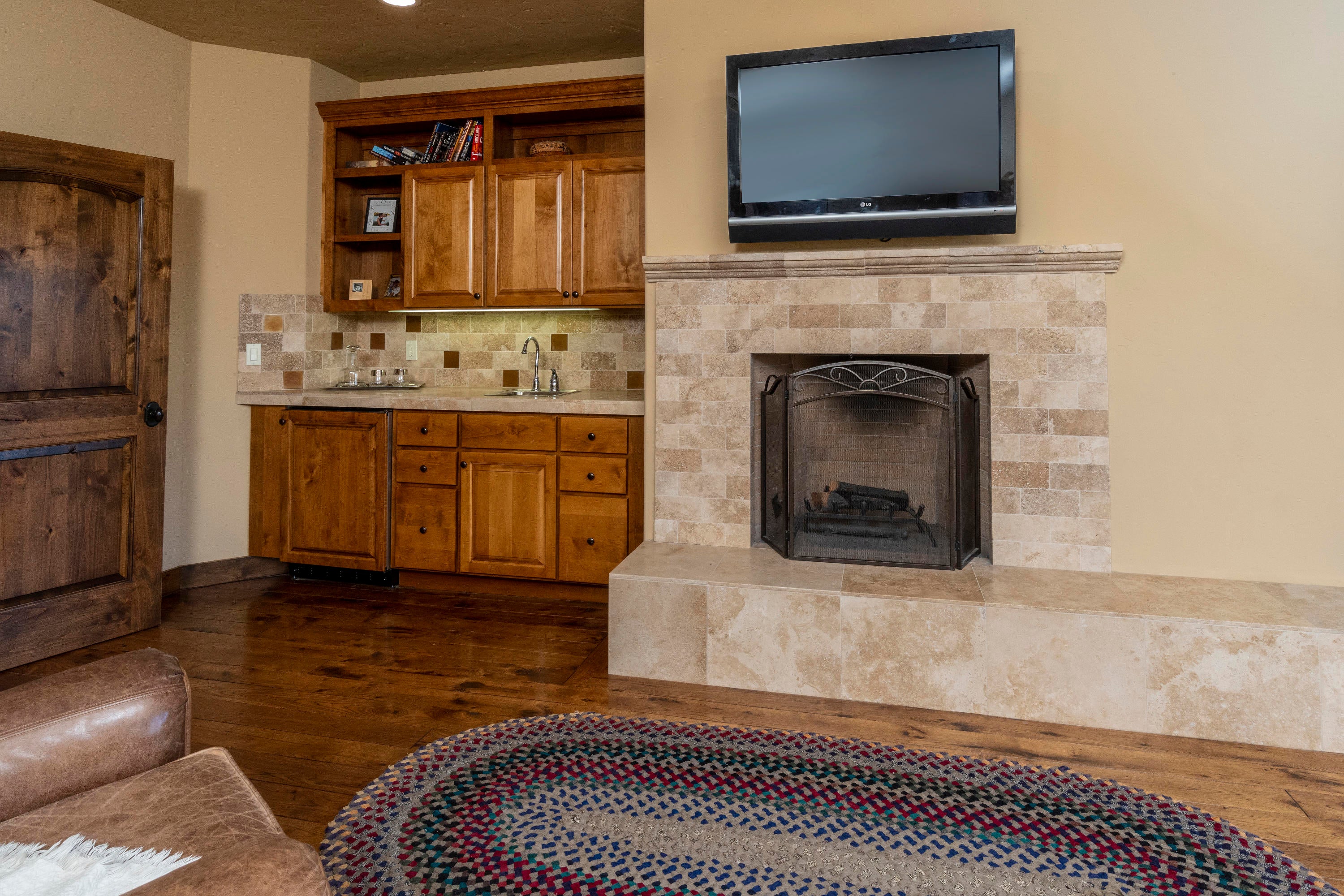 61860 Gosney Road Bend, OR 97702 - Photo 24 of 42 Sitting room with wet bar adjoining the Master Bedroom