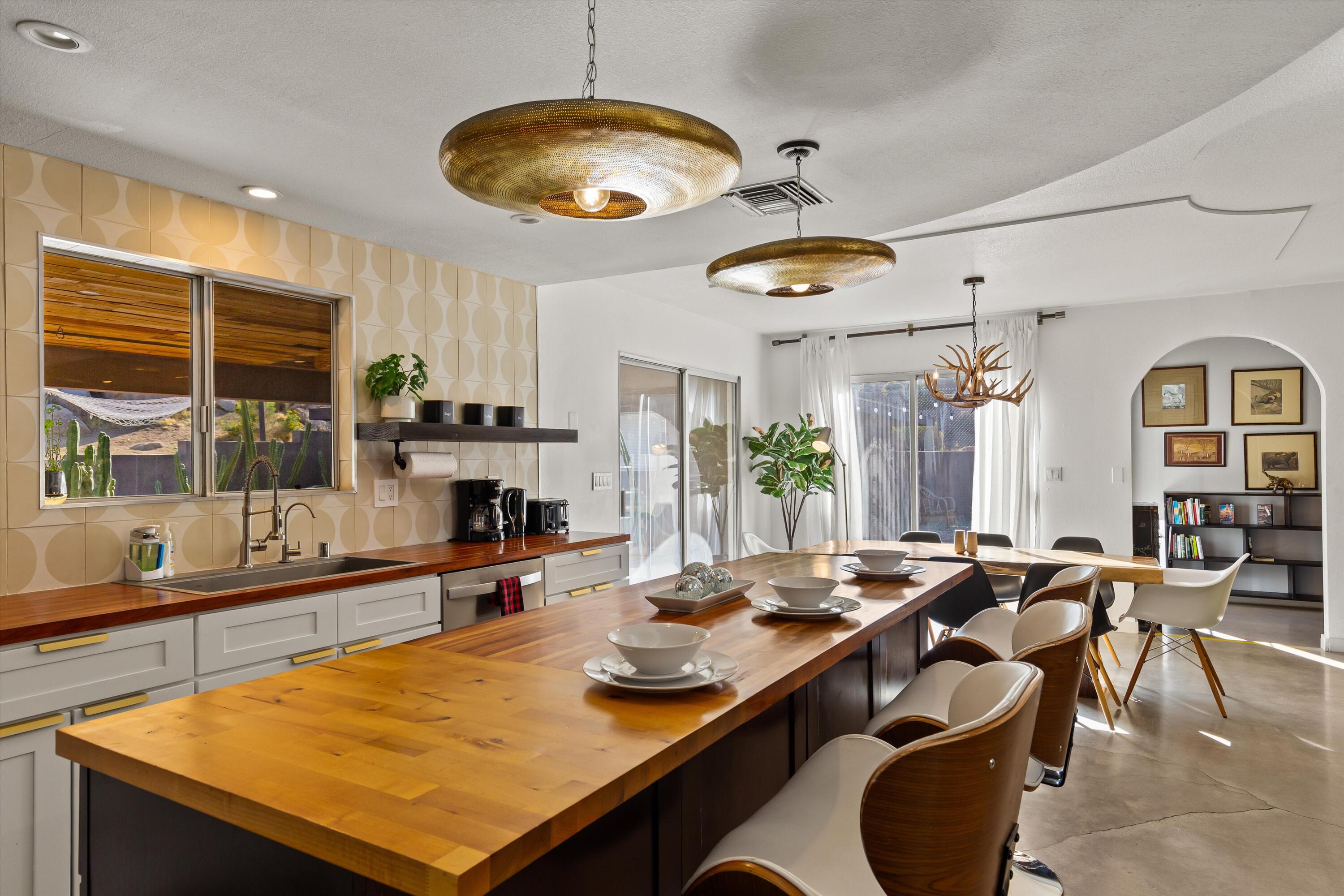 57113 Farrelo Road Yucca Valley, CA 92284 - Photo 14 of 46 a room with lots of table and chairs