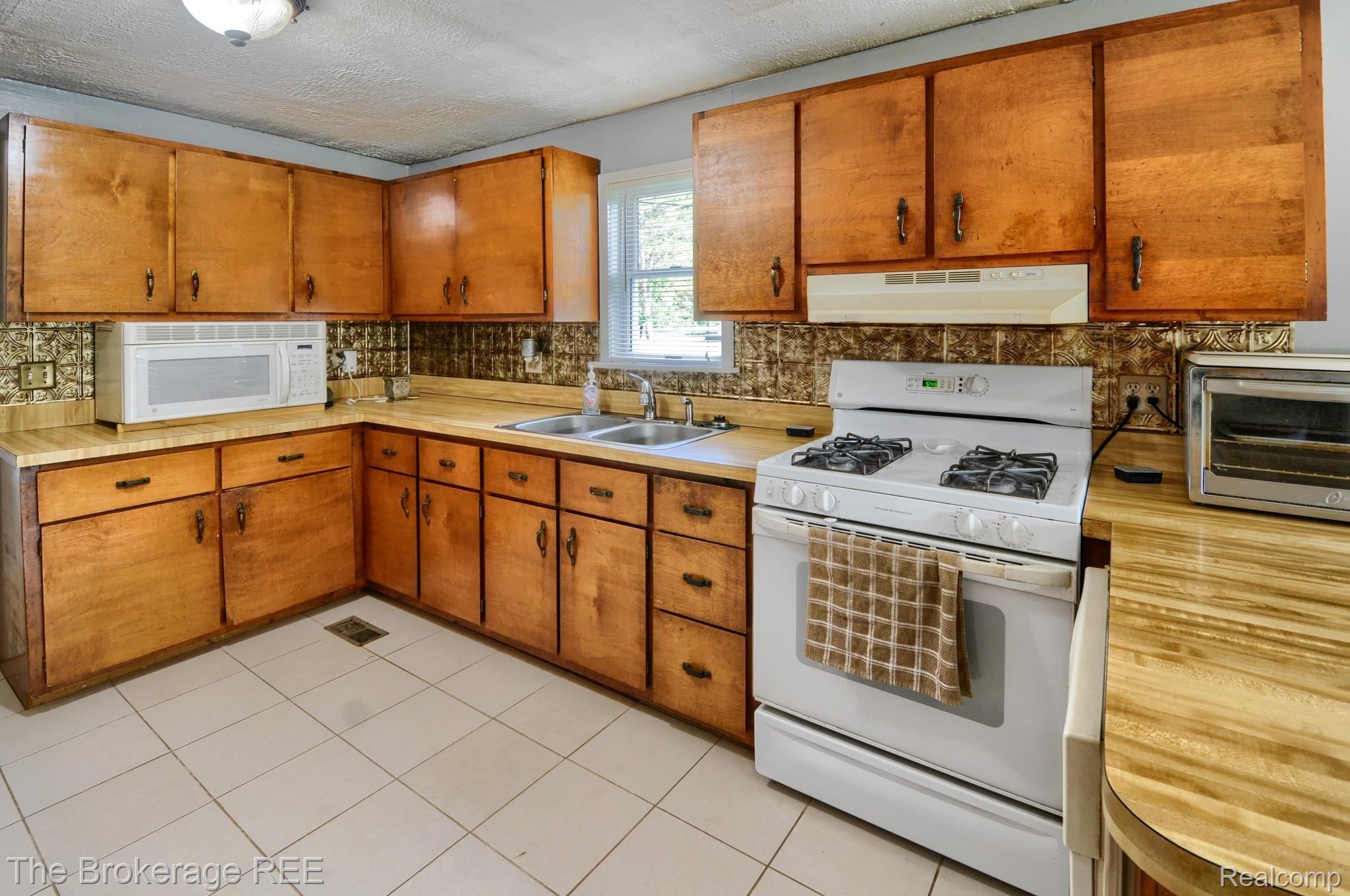 14263 North Bray Road Clio, MI 48420 - Photo 8 of 27 SD3_0832-HDR(5).jpg