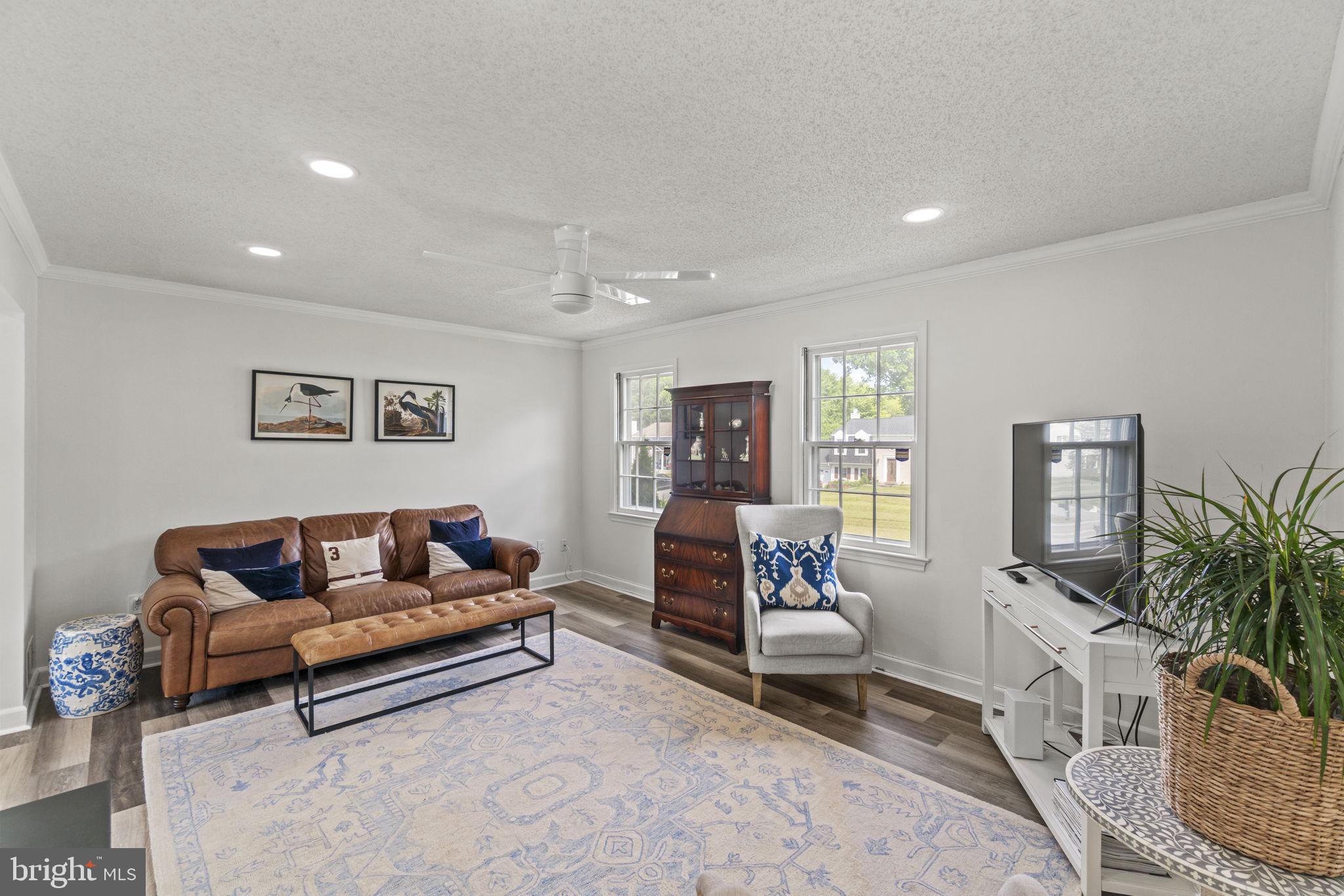 18533 Bowie Mill Road Olney, MD 20832 - Photo 3 of 40 Living Room