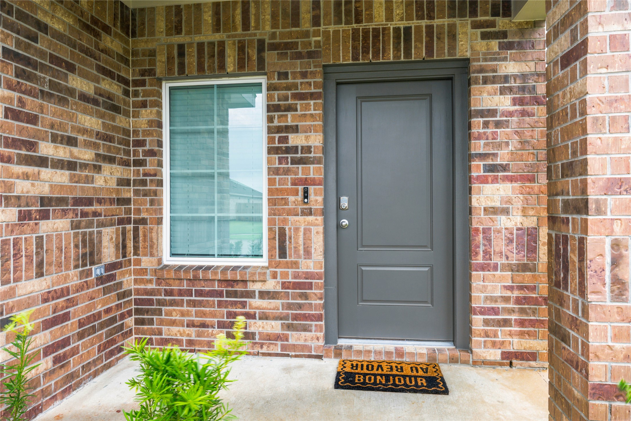7 Robin Court Angleton, TX 77515 - Photo 3 of 27 Welcoming entry — Covered front entrance with modern door.