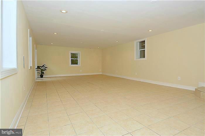 2300 Darrow Street Silver Spring, MD 20902 - Photo 23 of 30 en empty room with windows