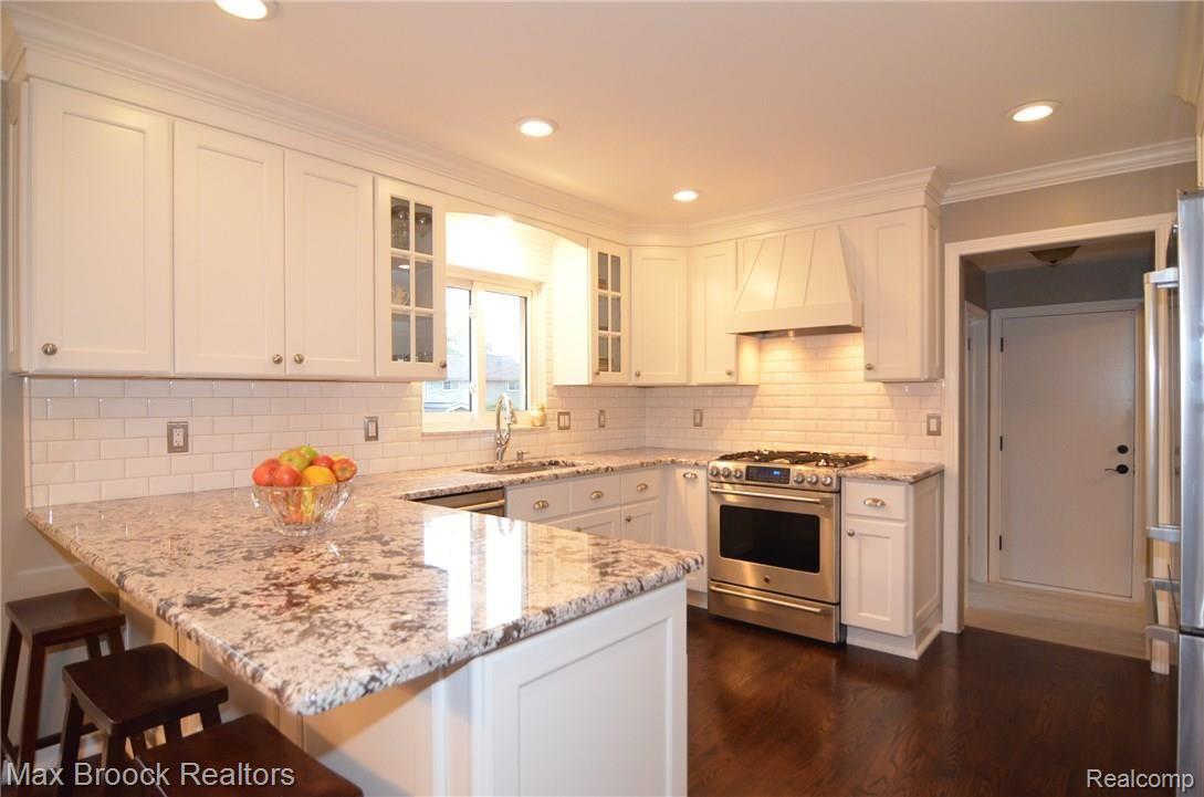 2183 Wayward Drive Rochester, MI 48309 - Photo 14 of 44 Kitchen With Breakfast Bar
