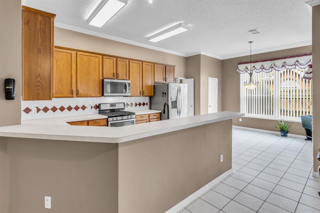 513 Cameron Lane Allen, TX 75002 - Photo 14 of 33 Not only is there a spacious eat in kitchen - but notice the roomy breakfast counter!