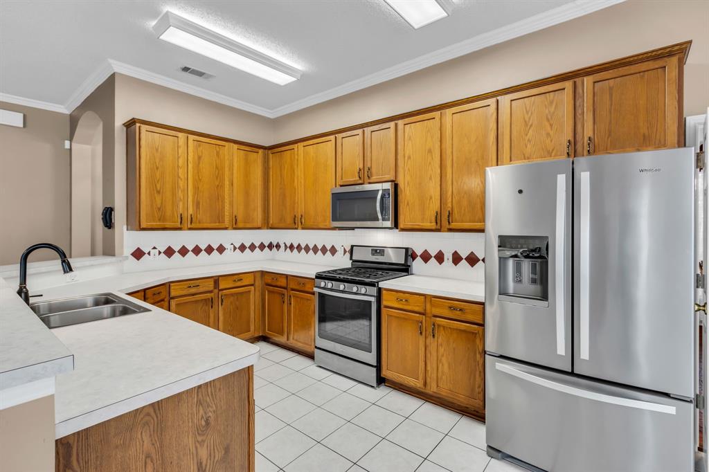 513 Cameron Lane Allen, TX 75002 - Photo 15 of 33 This roomy kitchen shows off its stainless steel appliances - a gas burner stove and the refrigerator stays!