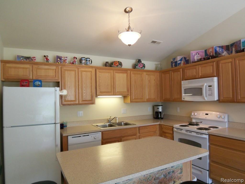 33580 Utica Road Fraser, MI 48026 - Photo 4 of 44 100_7466.jpg