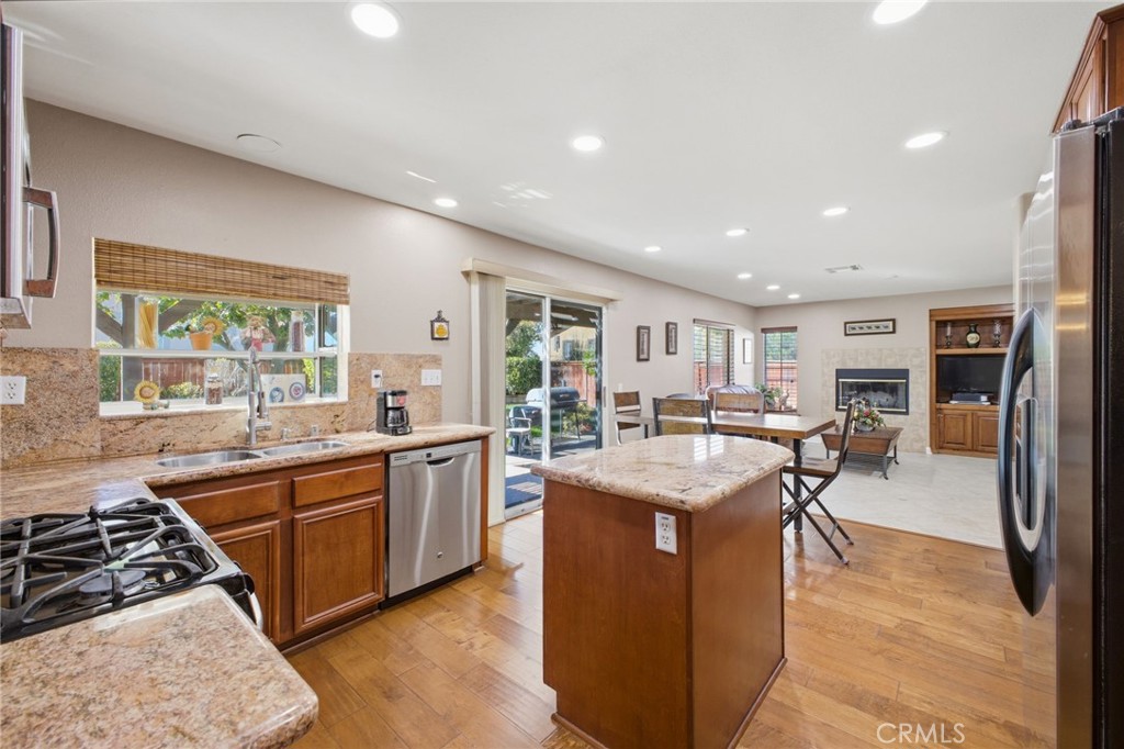 785 Pine Ridge Circle Beaumont, CA 92223 - Photo 21 of 60 Kitchen overlooks family room