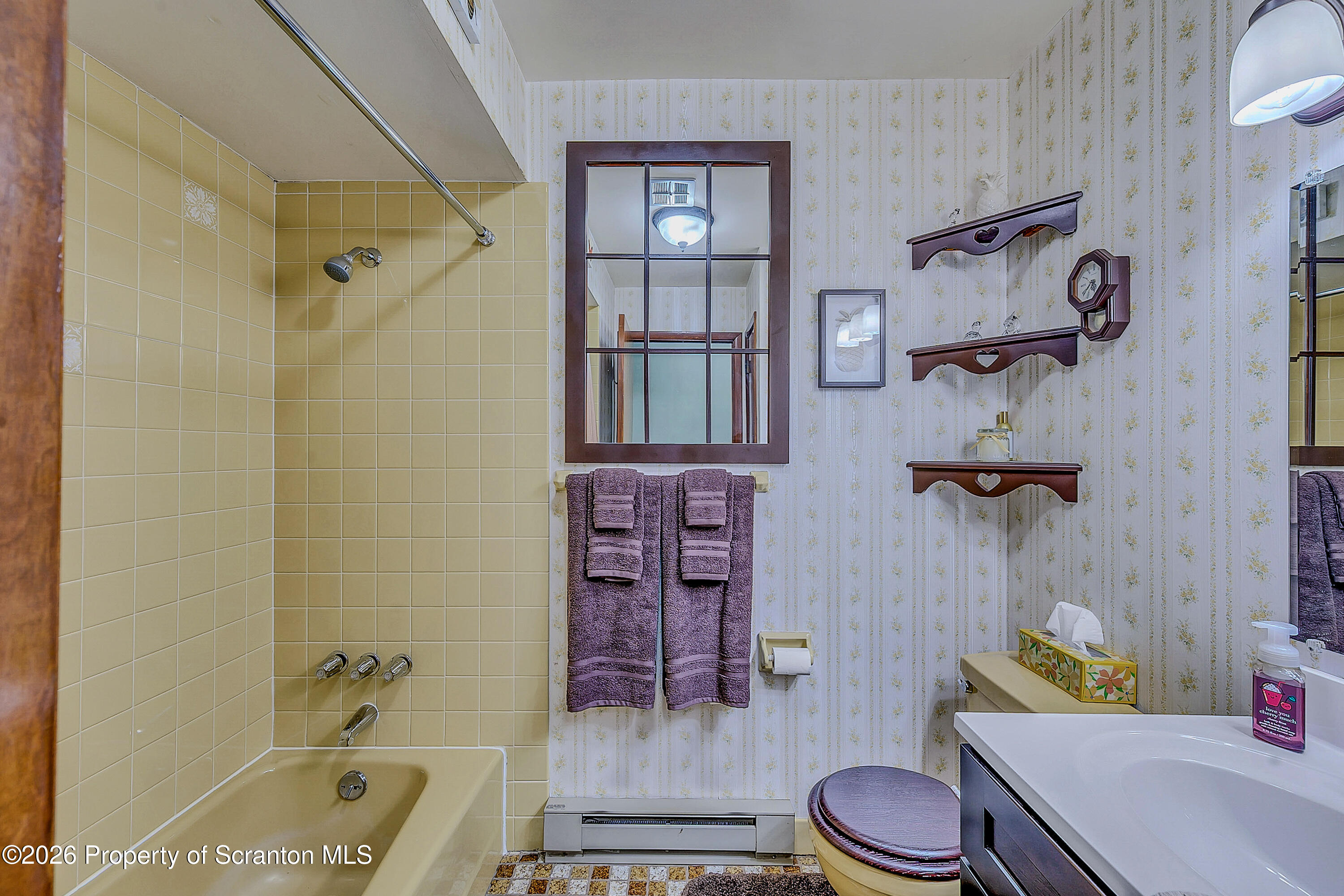 1735 Bulwer Street Scranton, PA 18504 - Photo 31 of 49 Full Bathroom