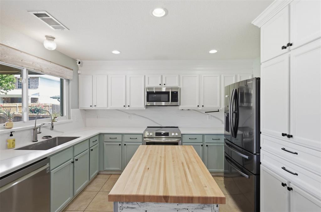 14037 Fontana Road Fort Worth, TX 76262 - Photo 8 of 40