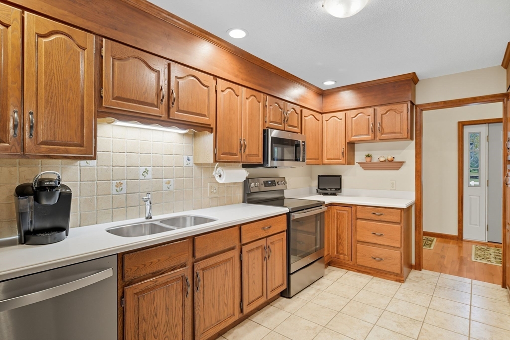156 Honey Pot Road Westfield, MA 01085 - Photo 14 of 42 Gallery Image 14