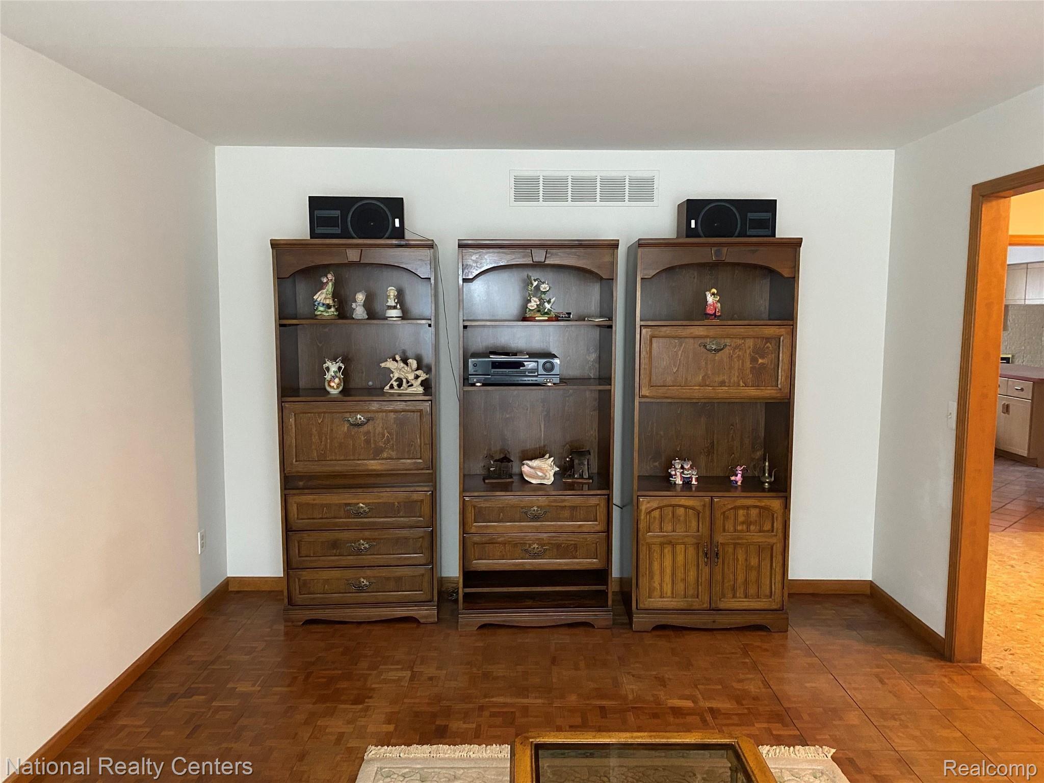 19427 Newburgh Road Livonia, MI 48152 - Photo 6 of 55 IMG_5587.JPG