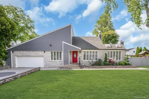 $899,000 | 129 Gleeland Street, Deer Park, NY 11729