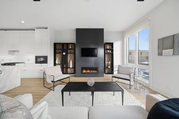$975,000 | 4200 West Belmont Avenue, Chicago, IL 60641
