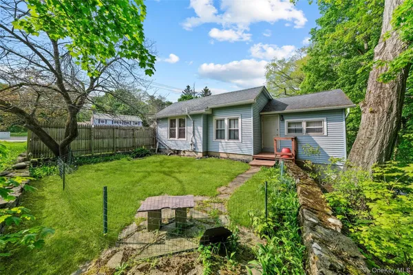 a view of a yard in front of house