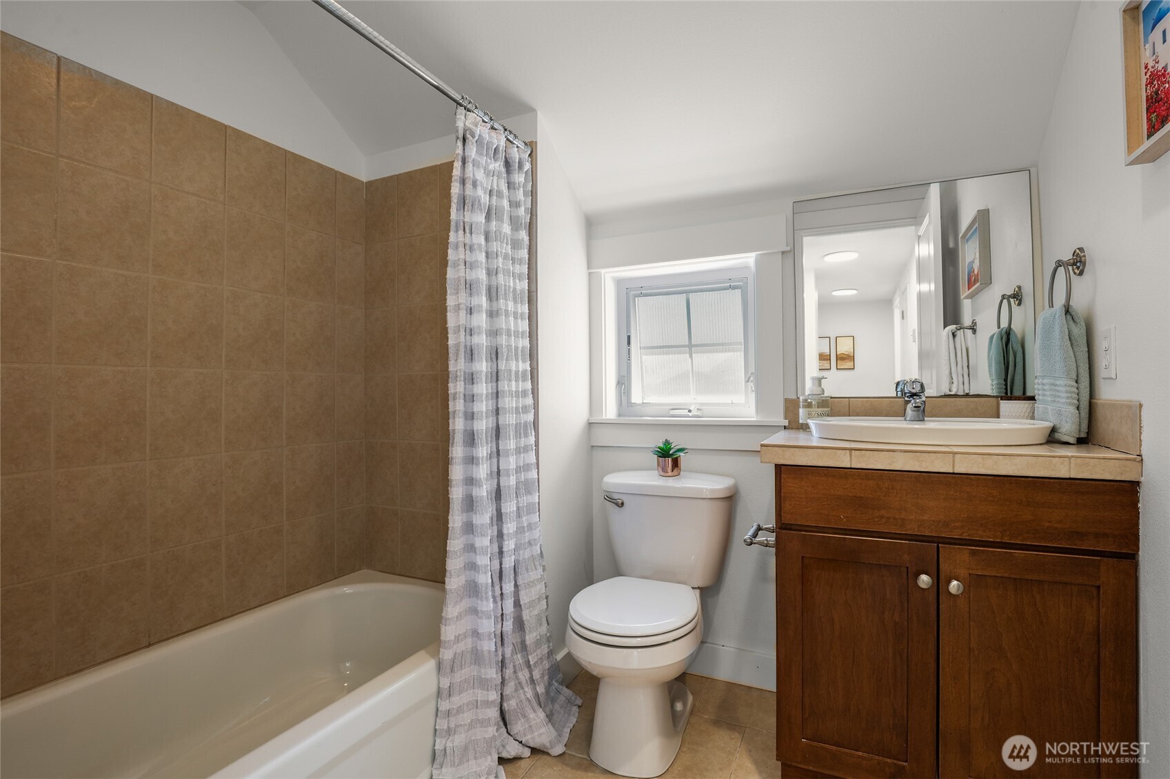 8846 Midvale Avenue North, Unit B Seattle, WA 98103 - Photo 14 of 25 Gallery Image 14
